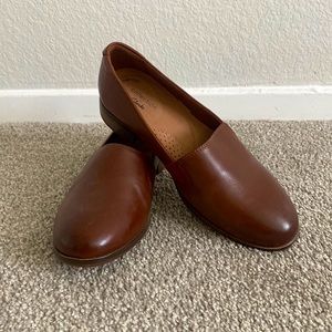 Brown Clark’s size US7M. Never worn, brand new.